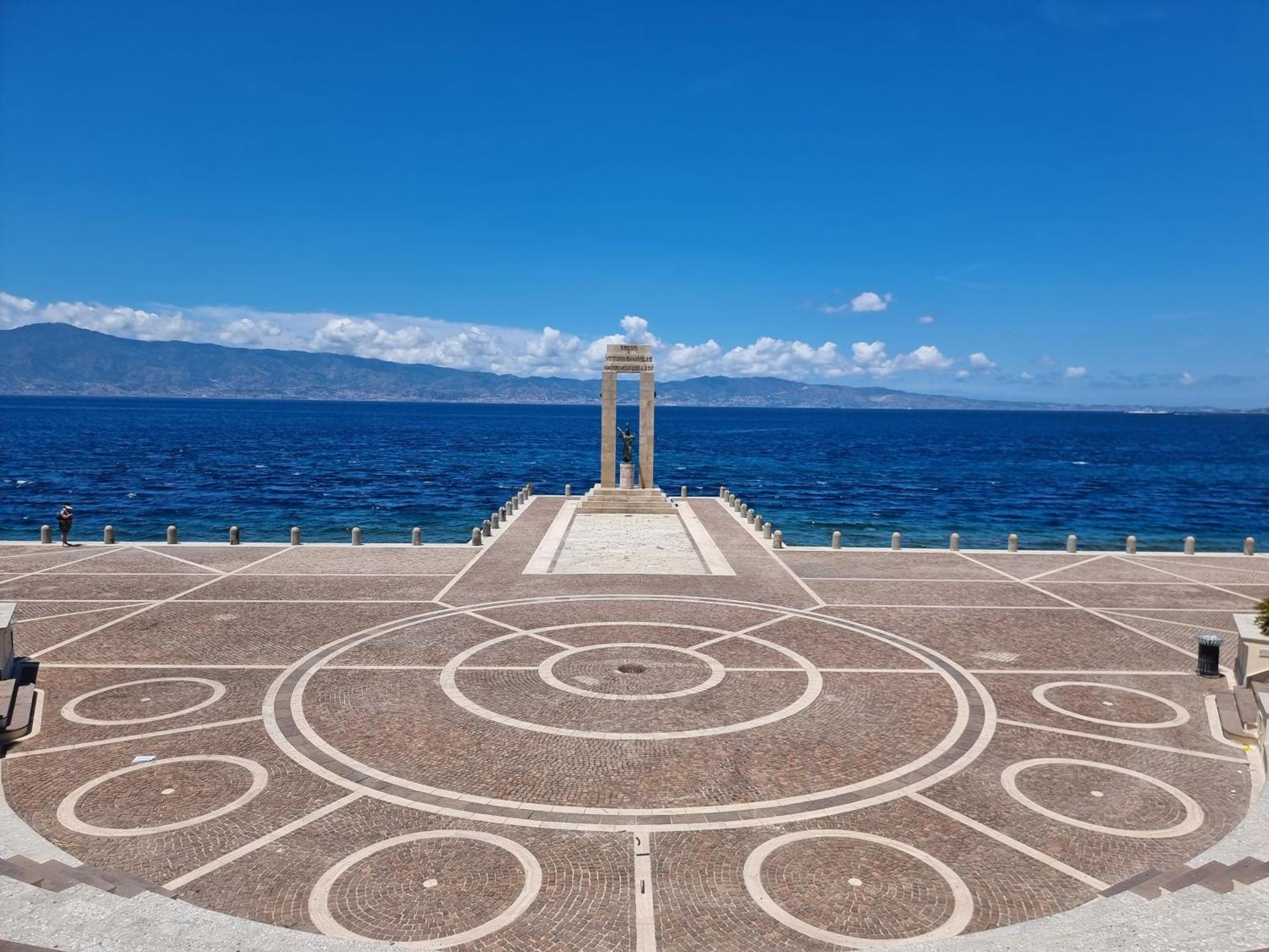 Loft Magna Grecia Reggio Calabria Centro Storico A 3 Minuti A Piedi Dal Mare Apartment Exterior foto